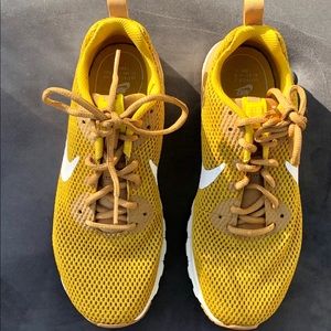 Nike Air Max Motion shoes . In size 9